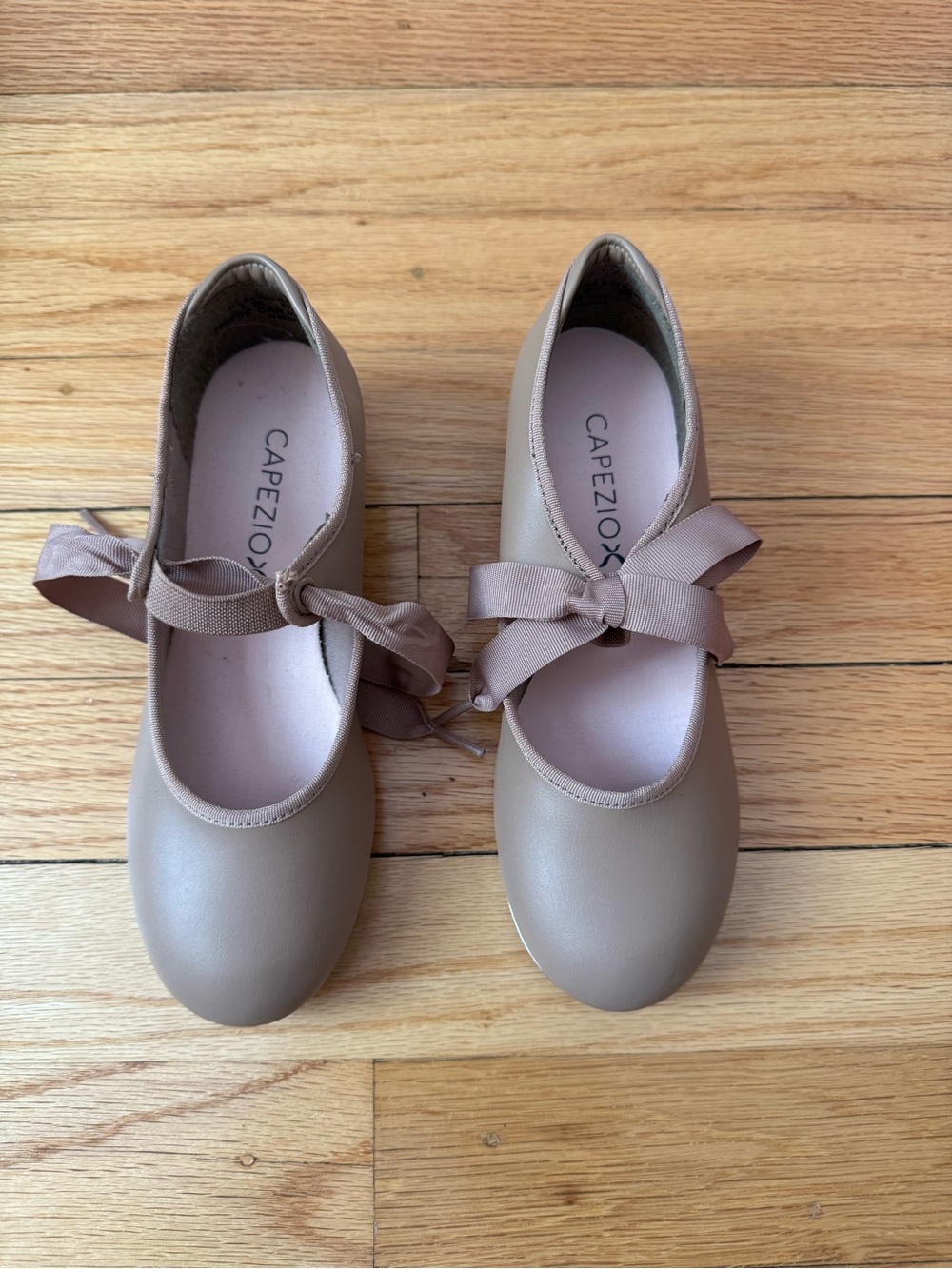 NIB
Capezio Jr Tyette Tap Shoes w/rubber 
Elastic/Laces 
Tan